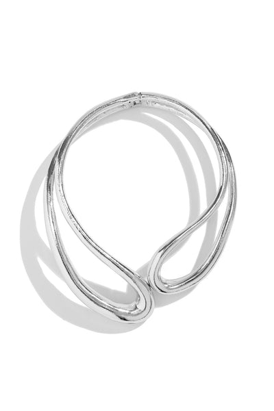 Collar asimétrico recortado