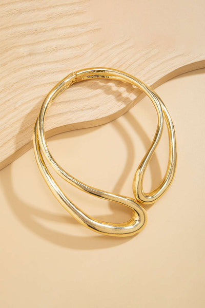 Collar asimétrico recortado